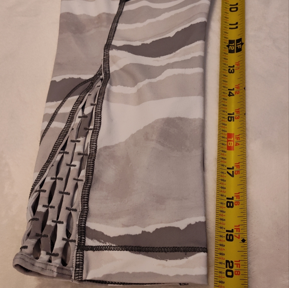Lululemon Athletica Capri Leggings (NO SIZE TAG, SEE MEASUREMENTS) - Picture 5 of 12